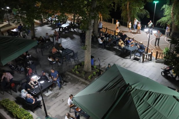 Belediyemiz Sosyal Tesislerinde Canlı Müzik Performansları ile Kızılırmak kıyısında yaz akşamları, canlı müzik eşliğinde daha da güzelleşiyor.