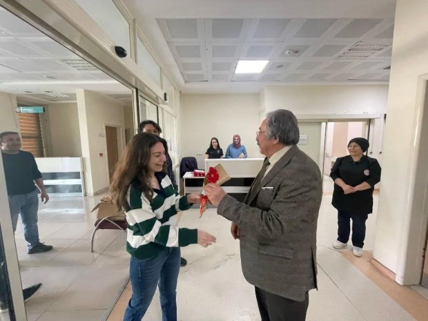Belediye Başkanımız Sayın Mustafa Kenan Sarıtaş, 14 Mart Tıp Bayramı Dolayısıyla Sağlık Çalışanlarını Ziyaret Etti.