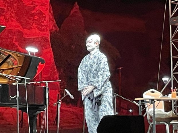 Dünyaca ünlü Türk piyanist Sayın Fazıl Say, Japon Kabuki sanatının usta ismi Sayın Hayata Nakamura ile birlikte Avanos Paşabağları’nda sahne alarak Kapadokya’da unutulmaz bir sanat gecesine imza attı.