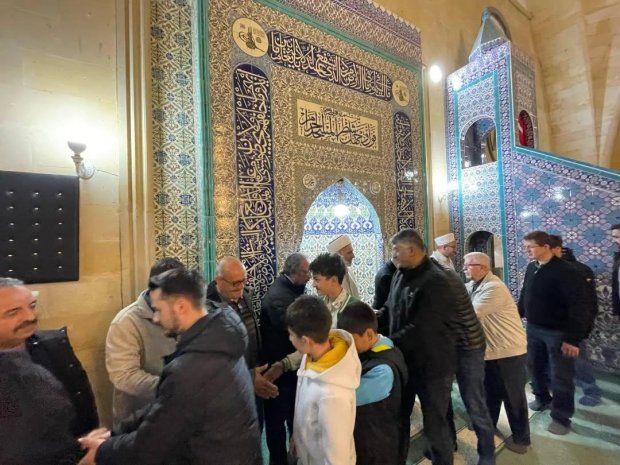 Belediye Başkanımız Sayın Mustafa Kenan Sarıtaş, Ramazan Bayramı’nın manevi atmosferini hemşehrilerimizle birlikte yaşayarak bayram namazını Avanos Şehit Şevket Tekin Merkez Camii'nde eda ettikten sonra vatandaşlarımızla bayramlaştı.