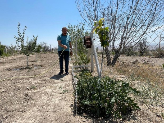 Belediye Başkanımız Sayın Mustafa Kenan Sarıtaş Köybağında kapalı devre sulama sisteminde ilk sulamayı yaparak ağaçlara can suyu verdi.