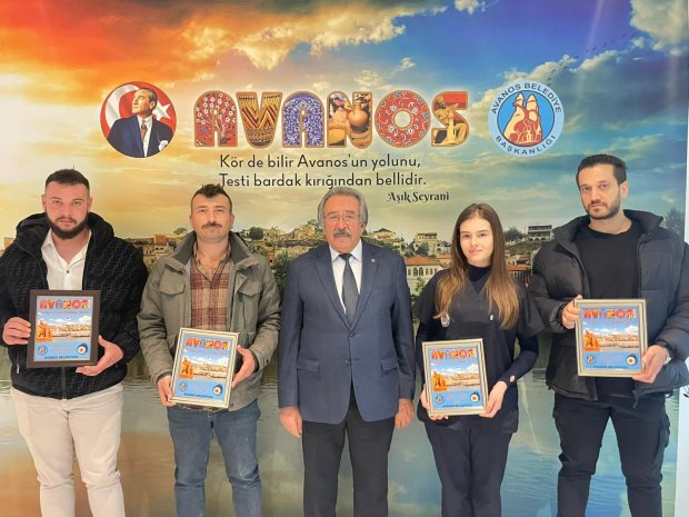 Belediye Başkanımız Sayın Mustafa Kenan Sarıtaş, ilçemizde yeni açılarak faaliyete başlayan işletme sahiplerine "Hayırlı Olsun Plaketi" takdim etti.