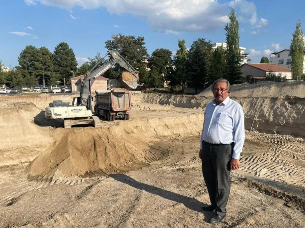 Belediye Başkanımız, İlçemizin yeni Hükümet Konağı’nın hızla devam eden temel atma çalışmalarını yerinde inceleyerek çalışmalar hakkında bilgi aldı.