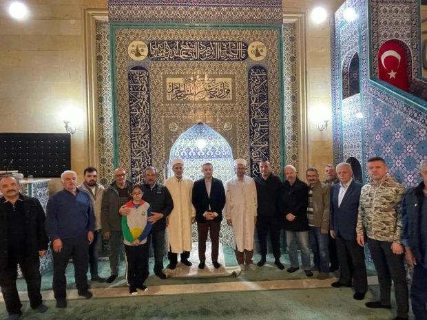 Belediye Başkanımız Sayın Mustafa Kenan Sarıtaş, Ramazan Bayramı’nın manevi atmosferini hemşehrilerimizle birlikte yaşayarak bayram namazını Avanos Şehit Şevket Tekin Merkez Camii'nde eda ettikten sonra vatandaşlarımızla bayramlaştı.