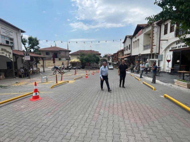 Belediyemiz tarafından çarşı meydanında hayata geçirilen "Araç Park Yoğunluğunu Azaltma ve Yayalaştırma" çalışmaları kapsamında hayata geçirilen duba çalışmaları esnaf ve vatandaşlarımızdan tam not aldı.