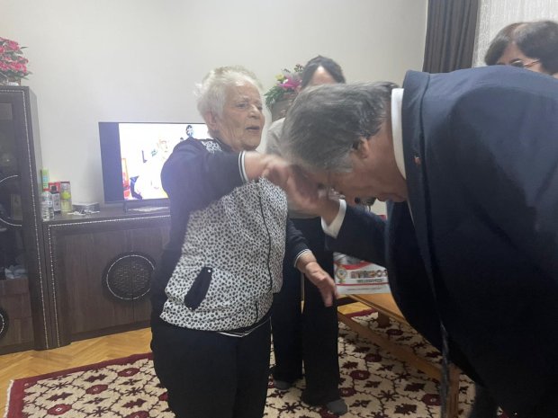 Belediye Başkanımız Sayın Mustafa Kenan Sarıtaş, kıymetli eşi Sayın Cahide Sarıtaş Hanımefendi ile birlikte 24 Kasım Öğretmenler Günü dolayısıyla ilçemizin eğitim hayatına yıllarca emek vermiş, emekli öğretmenlerimizi ziyaret etti.