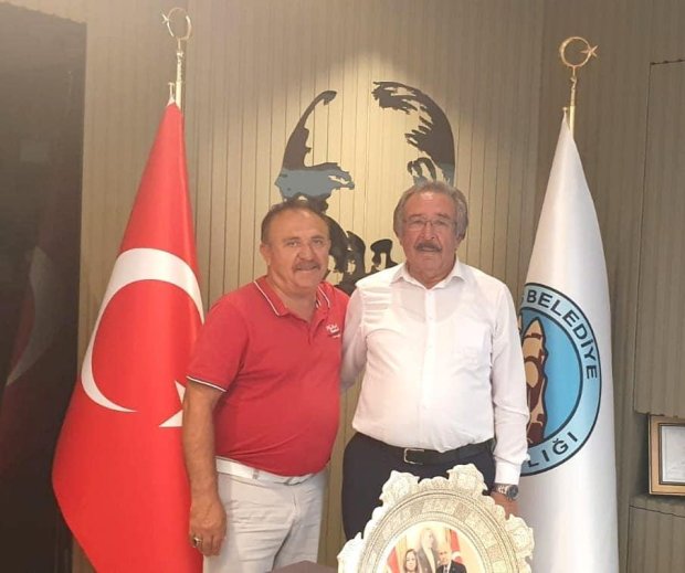 Üçkuyu köyünden Mehmet Mustafa Güner ve eşi Belediye Başkanımız Mustafa Kenan Sarıtaş'ı makamında ziyaret ettiler.