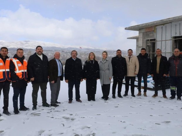 TBMM MHP Grup Başkanvekili ve Nevşehir Milletvekilimiz Sn. Prof. Dr. Filiz Kılıç ile Belediye Başkanımız Sn. Mustafa Kenan Sarıtaş, ilçemizde yapımı devam eden yeni hükümet konağı binasının inşaat ve şantiyesini ziyaret ettiler.