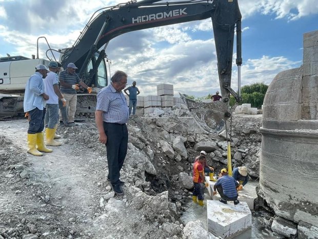 Belediye Başkanımız Tarihi Taş Köprü’müzde devam eden restorasyon çalışmalarını yerinde inceldi.