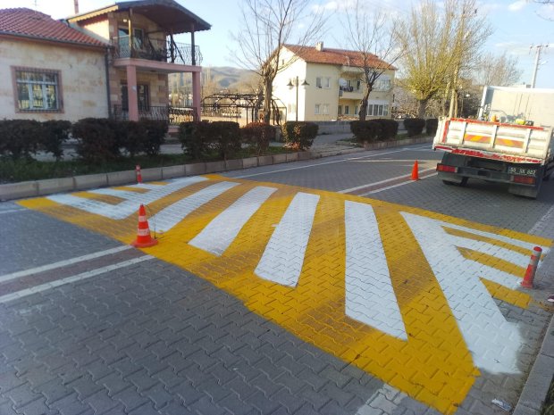 Yaya ve araç güvenliği amacıyla rampa önlerinde yol boyama çalışmaları yapılıyor.
