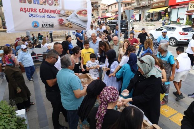 Belediye Başkanımız Sayın Mustafa Kenan Sarıtaş, Muharrem Ayı’nın manevi iklimi dolayısıyla Avanos Çarşı Meydanı’nda vatandaşlarımıza aşure ikramında bulundu.