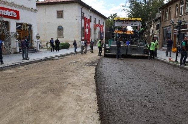 İlçemiz çarşı merkezinde başlattığımız asfalt çalışmalarımızı büyük bir titizlik ve yoğun bir tempoyla sürdürüyoruz.