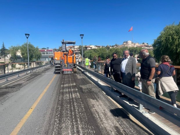 Taşköprü’de araç ve sürücülerin daha konforlu bir geçiş imkânı sağlaması amacıyla kasis yüksekliğinin revize edilmesi yönünde çalışma başlatıldı.