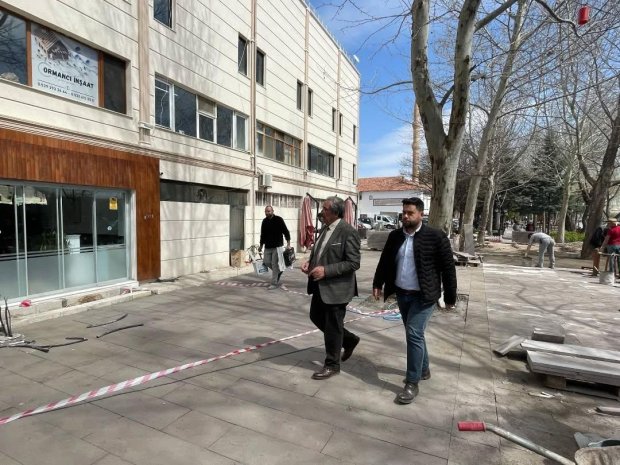 Belediye Başkanımız Sn. Mustafa Kenan Sarıtaş sosyal tesis önündeki düzenleme çalışmalarının ilerleyişini kontrol ederek yerinde inceledi.