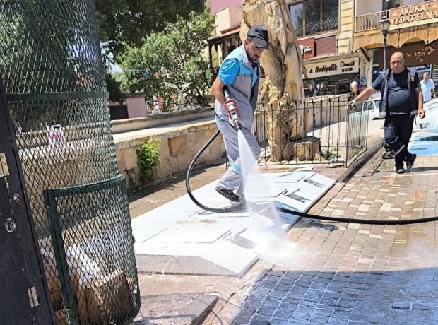 Çöp Konteynerleri yıkanarak dezenfekte ediliyor.
