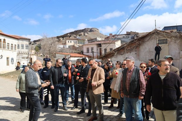 Belediyemiz tarafından değerli sanatçımız Edip Akbayram’ın evinin önüne kadar yürüyüş düzenlenerek karanfil ve çelenk bırakıldı.