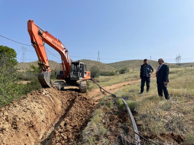 İlçemiz Köybağı Çay Yüzü Mevkii'nde bağları bulunan vatandaşlarımızın imece usulüyle temin ettikleri sulama borularının döşeme çalışmalarına, Belediyemiz Fen İşleri Müdürlüğü ekiplerince iş makineleri ile başlanmıştır.
