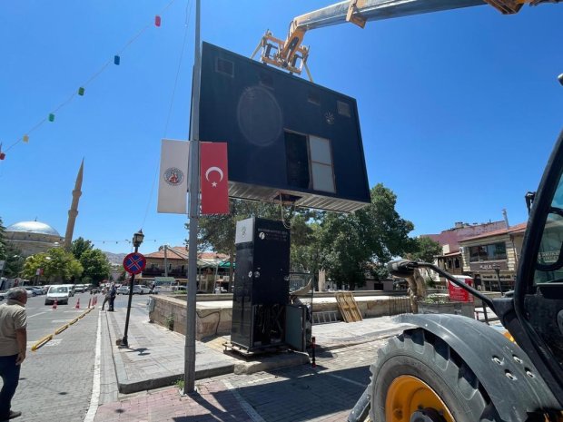 Çarşı Meydanındaki Ekonomik Ömrünü Dolduran Arızalı LED Dev Ekran Panel Sökülerek Görüntü Kirliliği Ortadan Kaldırıldı