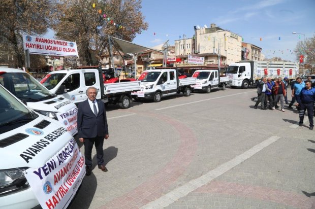 5 adet yeni damperli pikap, 1 adet kamyon, 1 adet yeni silindir ve 3 adet yeni çim biçme aracı