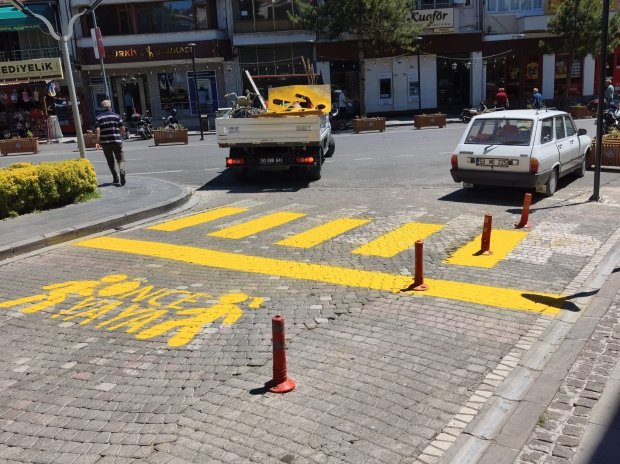 YAYA GEÇİTLERİNDE ÇİZGİ BOYAMA ÇALIŞMALARI