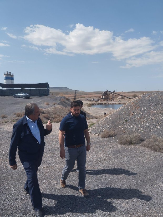 Belediye Başkanımız Sayın Mustafa Kenan Sarıtaş yakında işletmeye açacağımız kum ocağı işletme tesisimizde incelemelerde bulundu.
