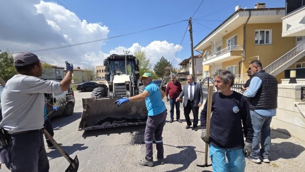 HAVALARIN MÜSAİT OLMASIYLA BİRLİKTE YOL TAMİRAT VE ONARIM ÇALIŞMALARI İÇİN HAREKETE GEÇİLDİ