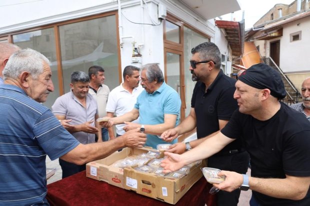 Belediye Başkanımız Sayın Mustafa Kenan Sarıtaş, Muharrem Ayı’nın manevi iklimi dolayısıyla Avanos Çarşı Meydanı’nda vatandaşlarımıza aşure ikramında bulundu.