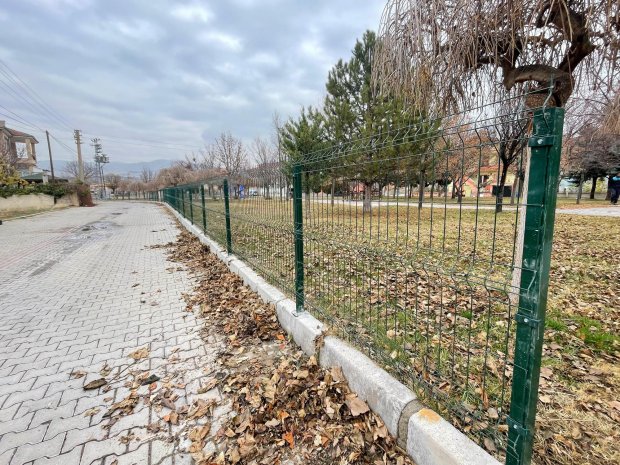 Belediyemiz, pazar günü de ağaç dikim çalışmalarını yoğun bir şekilde sürdürdü.
