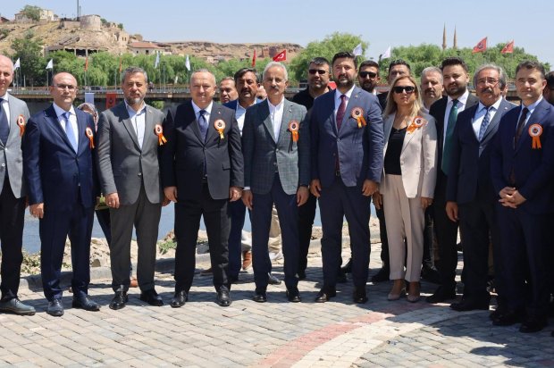 Ulaştırma ve Altyapı Bakanımız Sayın Abdulkadir Uraloğlu’nun katılımlarıyla kapsamlı şekilde restorasyonu tamamlanarak hizmete giren Tarihi Taş Köprümüzün resmi açılışı tören gerçekleştirildi.