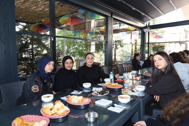 10 Kasım Atatürk’ü Anma Günü programını büyük bir özveriyle hazırlayan Avanos Anadolu Lisesi öğretmenleri ve öğrencileri, anma programının ardından Belediyemiz Sosyal Tesislerinde misafir edildi.