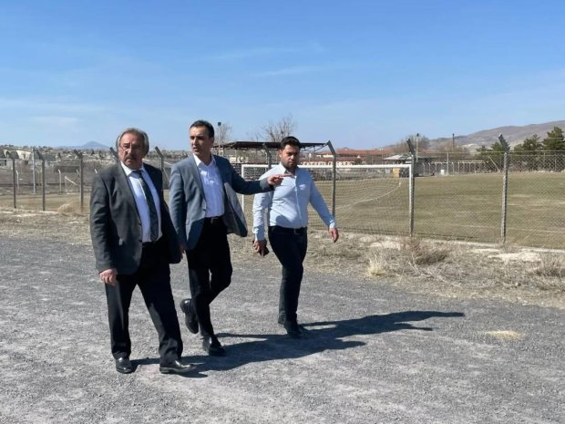 Nevşehir İl Spor ve Gençlik Müdürü Sn. Muhsin Özdemir ve Belediye Başkanımız Sn. Mustafa Kenan Sarıtaş bir araya gelerek, ilçemizde gerçekleştirilmesi planlanan spor yatırımlarıyla ilgili sahada inceleme yaptılar. Yapılan saha çalışmaları ve incelemeler s