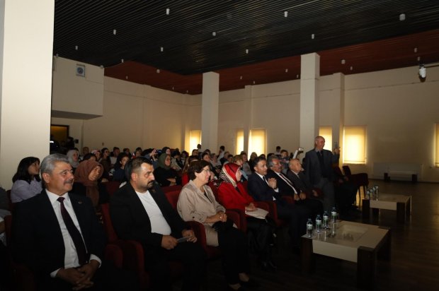 29 Ekim Cumhuriyet Bayramı kutlama etkinlikleri kapsamında, belediyemiz bünyesinde çalışmalarını sürdüren Türk Halk Müziği Korosu ve Çocuk Korosu tarafından Cumhuriyet Konseri ve Tiyatro Etkinliği gerçekleştirildi.