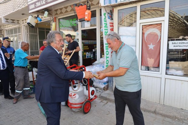 Tarihi Avanos Taşköprümüzün resmi açılış töreni dolayısıyla, Belediye Başkanımız Sayın Mustafa Kenan Sarıtaş'ın özel olarak hazırlattığı aşureler halkımıza ikram edildi.