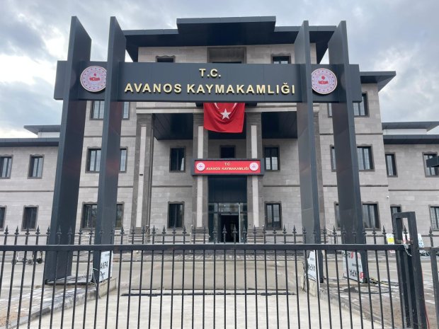 Belediye Başkanımız Sayın Mustafa Kenan Sarıtaş, yapım çalışmaları devam eden yeni Hükümet Konağı’nı ziyaret ederek müteahhit firma yetkilisi Sayın Mimar Yeliz Akyürek’ten çalışmalar hakkında detaylı bilgi aldı.