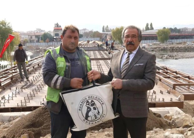Tarihi Taş Köprünün Çelik Konstrüksiyon İşçilerine Başkan Sarıtaş Hediye Takdim Etti.
