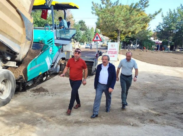 Belediye Başkanımız Mustafa Kenan Sarıtaş, Kapadokya Caddesinde ve Otobüs Terminalinde devam eden sıcak asfalt çalışması öncesi zemin hazırlığı çalışmasını yerinde inceleyip, vatandaşlarımızla sohbet etti.