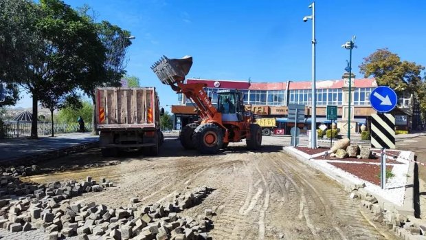 Alaaddin Camii ile Tarihi Taş Köprü'müz arası sıcak asfalt serim çalışmaları öncesi kilit parke söküm çalışmaları tamamlandı.