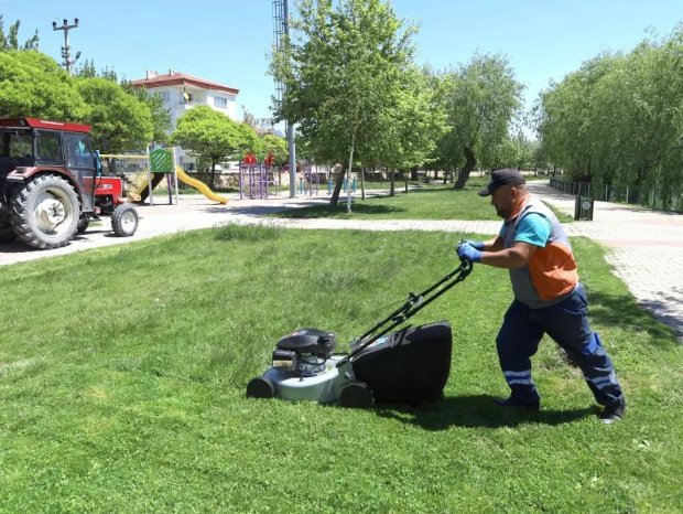 İlçemiz Genelinde Yeşil Alan Bakımları Yapılıyor