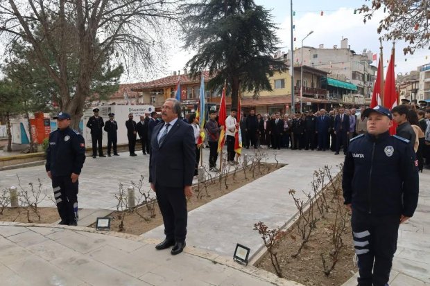 18 Mart Şehitleri Anma Günü ve Çanakkale Deniz Zaferi'nin 110. yıl dönümü dolayısıyla Cumhuriyet Meydanı Atatürk Anıtında tören düzenlendi.