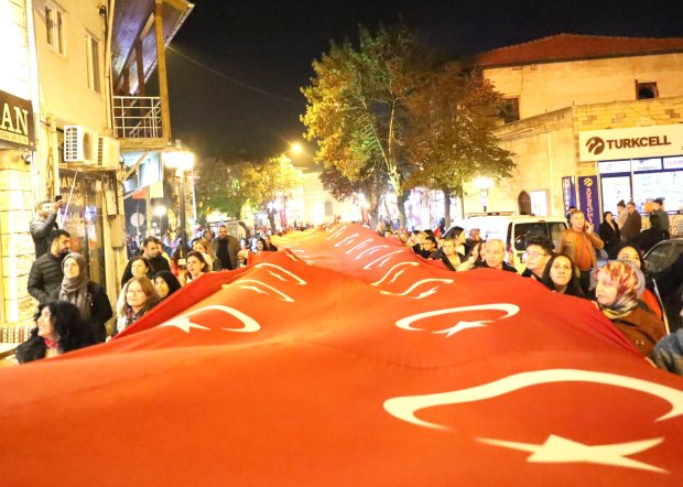 Cumhuriyet coşkusu meydanda yakılan sin sin ateşi ve çalınan marşlarla doyasıya kutlandı.