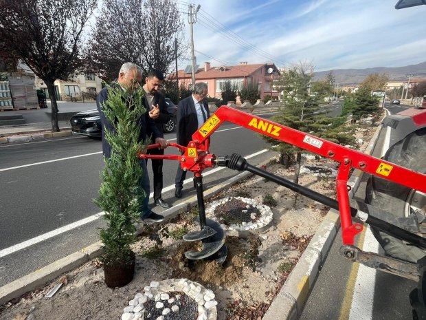 Belediye Başkanımız Sayın Mustafa Kenan Sarıtaş, belediyemiz tarafından yürütülen ağaç dikim çalışmalarını yerinde inceledi.