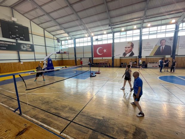 Belediye Başkanımız Veteranlar Badminton Müsabakasına sporculara destek için izleyici olarak katıldı.