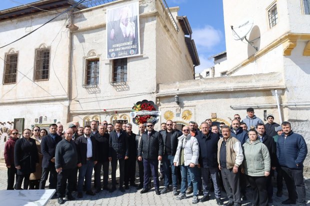 Belediyemiz tarafından değerli sanatçımız Edip Akbayram’ın evinin önüne kadar yürüyüş düzenlenerek karanfil ve çelenk bırakıldı.