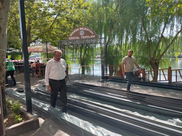 Belediyemiz Sosyal Tesislerinde, vatandaşlarımızın açık alanda daha konforlu, rahat ve estetik bir ortamda vakit geçirebilmeleri için pergola tente kapama çalışmaları sürdürülmektedir.