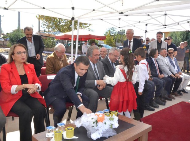 MHP Grup Başkanvekili ve Nevşehir Milletvekilimiz Prof. Dr. Filiz Kılıç, Avanos Kaymakamı Osman Bilici ve Belediye Başkanımız Mustafa Kenan Sarıtaş Ayhanlar İlkokulu tarafından hazırlanan 2024-2025 Eğitim - Öğretim Yılı Okul heyecanı kutlama programı ve A