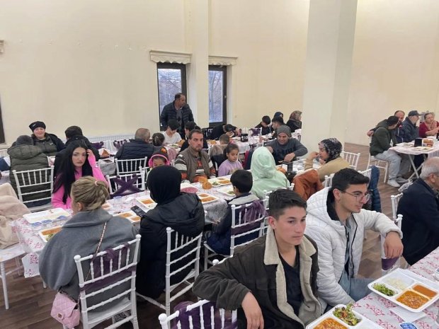 Belediyemiz tarafından düzenlenen geleneksel iftar yemeği, yoğun katılımla devam ediyor.