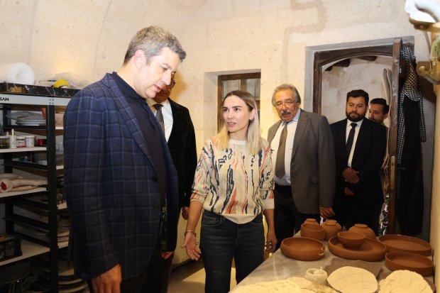 Kapadokya Alan Başkanımız Sayın Cem Aslanbay, Teknik Başkan Yardımcısı Sayın Lütfü Bilgin ve İdari Başkan Yardımcısı Sayın Dr. Hasan Şanlı, Belediye Başkanımız Sayın Mustafa Kenan Sarıtaş’a ziyarette bulundu.