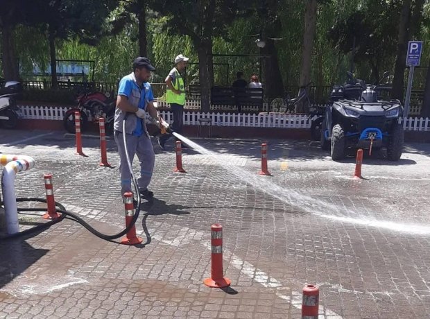 Çöp Konteynerleri yıkanarak dezenfekte ediliyor.