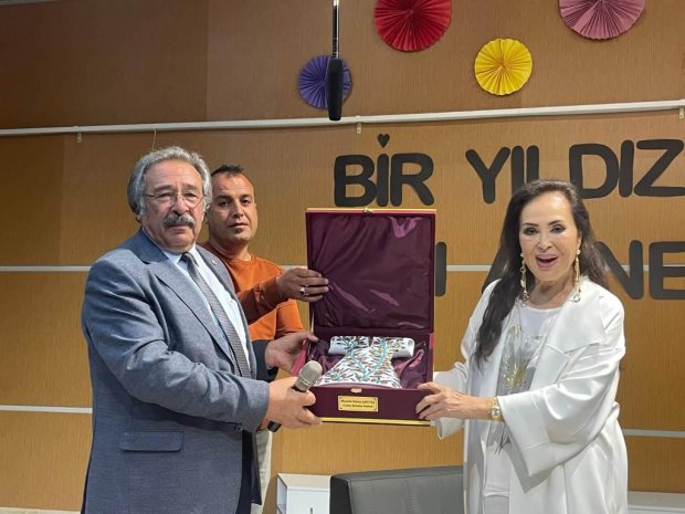 Belediye Başkanımız Sayın Mustafa Kenan Sarıtaş, kıymetli sanatçımız Sayın Türkan Şoray'a Sultan lakabı ile bilindiği için sultanların giydiği gücü temsil eden kaftan formunda Avanos'un geleneksel el sanatlarından Seramik takdim etti.
