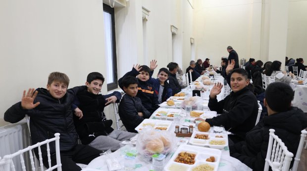 BELEDİYEMİZİN GELENEKSEL İFTAR SOFRASINDA HEMSEHRİLERİMİZ BİR ARADA ORUÇLARINI AÇIYOR
